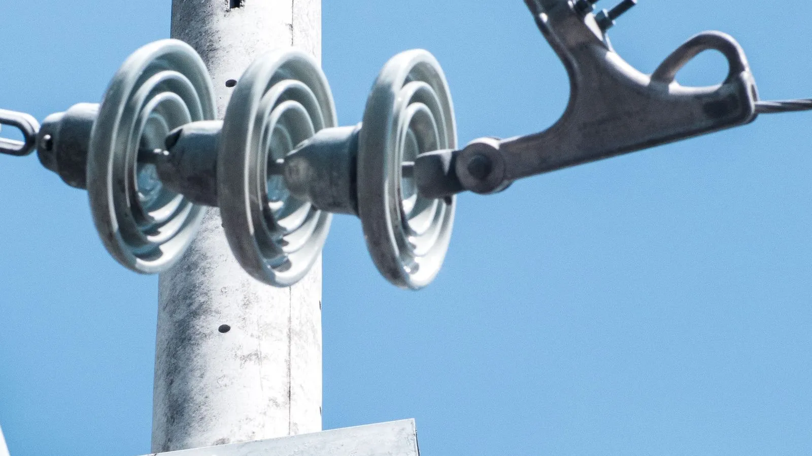 cadena-de-aisladores-de-porcelana-y-herrajes-en-un-poste-de-concreto